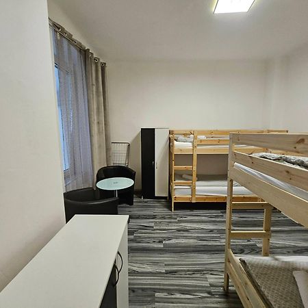 Small Apartment In Downtown For Groups Praga Exterior foto